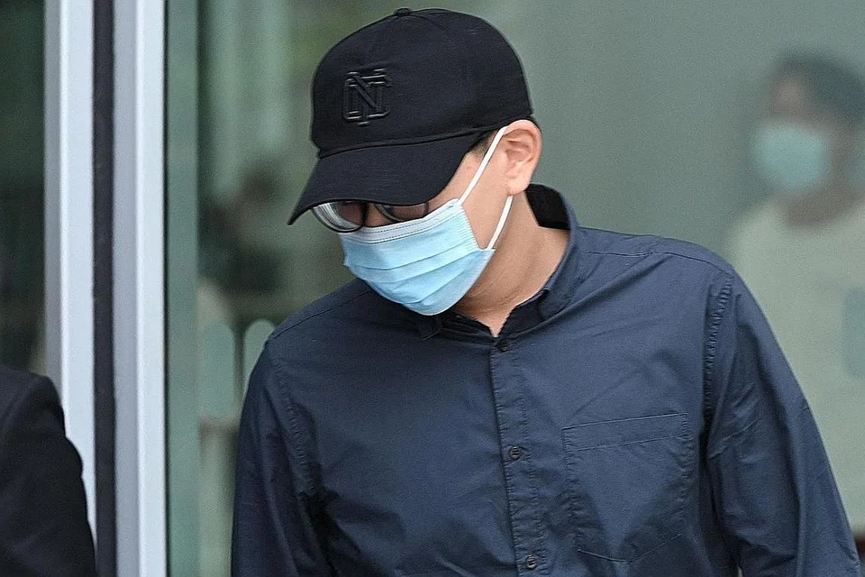 HUKUMAN PROBESEN: Derek Ng De Ren, dikenakan hukuman probesen sembilan bulan semalam kerana mengancam membunuh pemain Liga Perdana England, Neal Maupay dan keluarga pemain bola sepak itu. - Foto AFP