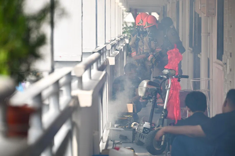 Satu simulasi kebakaran alat mobiliti peribadi (PMD) telah diadakan semasa acara Hari Ketahanan Komuniti di Plaza@128 pada 19 Oktober bagi meningkatkan kesedaran keselamatan dan latihan tindak balas apabila menghadapi kebakaran.