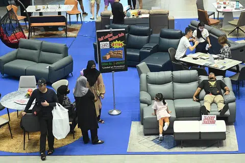 Setiausaha Parlimen Kanan (Kemampanan dan Sekitaran merangkap Pengangkutan), Encik Baey Yam Keng, menggalakkan orang ramai menggunakan produk yang diperakui dengan Skim Pelabelan Hijau Singapura, yang ditadbir oleh Majlis Alam Sekitar Singapura, atau Skim Pensijilan Produk Bangunan Hijau Singapura yang ditadbir oleh SGBC.