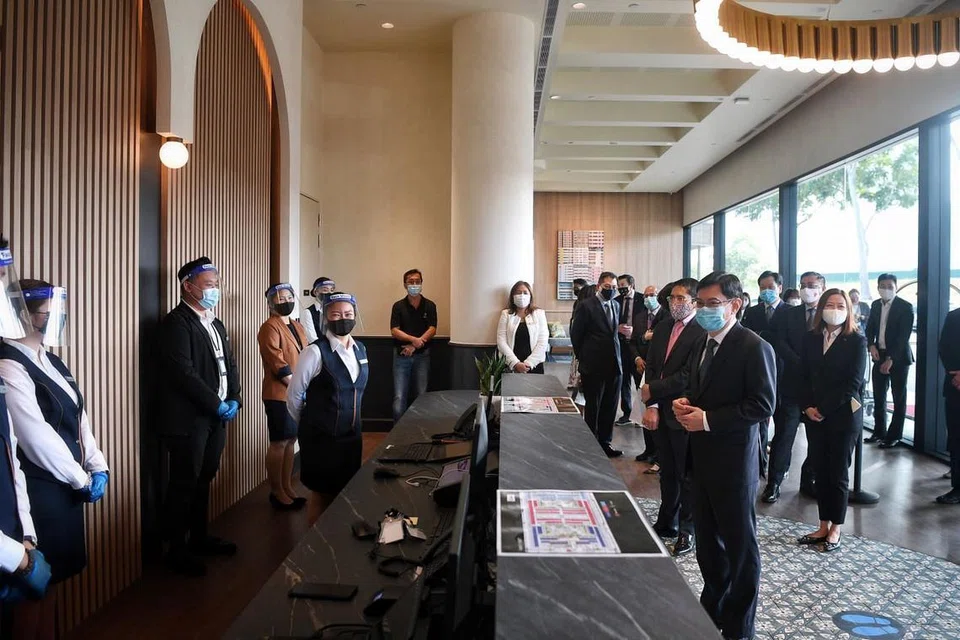 DILANCARKAN: Encik Heng Swee Keat (kanan) sempat beramah mesra dengan para kakitangan yang mengendalikan kemudahan Connect@Changi semasa mengunjunginya semalam. Turut bersama beliau dalam lawatan itu ialah Menteri di Pejabat Perdana Menteri, Dr Mohamad Maliki Osman (dua dari kanan). - Foto BH oleh KUA CHEE SIONG