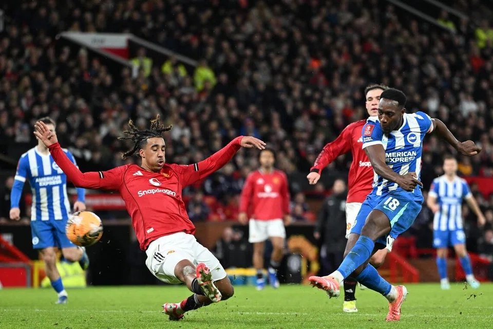 Penyerang Brighton, Danny Welbeck (kanan), melepaskan rembatan bagi gol pasukannya semasa kemenangan 2-1 atas Manchester United dalam perlawanan pusingan ketiga Piala FA pada 11 Januari. 