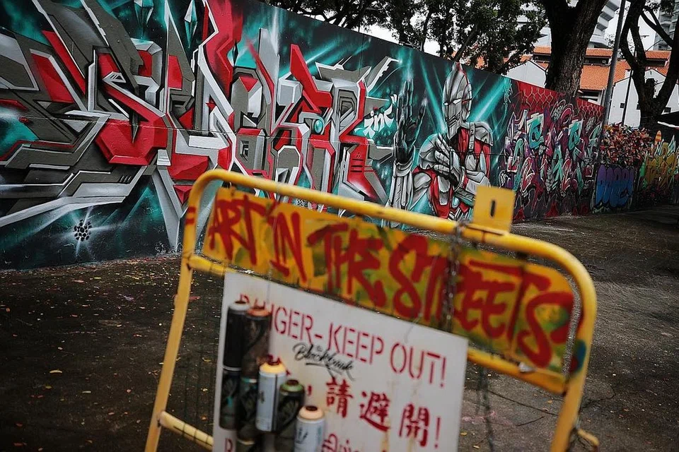 TEMBOK GRAFITI: Tersembunyi di belakang sederetan rumah kedai kecil, terdapat tembok grafiti berwarna-warni yang merupakan kanvas khusus bagi kalangan artis. Kedai yang menjual keperluan seni kraf tangan, The Blackbook, memperuntukkan ruang bagi sesiapa sahaja yang mahu menggunakan sebahagian daripada tembok tersebut. Ia kerap mendapat suntikan baru karya seni terkini dan wajar dikunjungi.