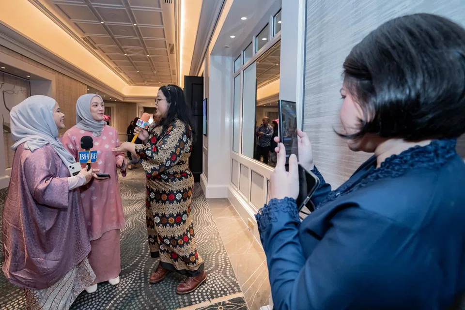 Wartawan media sosial BH, Cik Ameerah Sallehuddin (kiri); Penerbit dan Penyampai NoTapis, Cik Natasha Mustafa (dua dari kiri); dan Pencipta Kandungan OMG, Cik Nur Sabrina Masri (tiga dari kiri), berceloteh ketika mengendalikan sesi ‘TikTok Live’ bagi Majlis Anugerah Jauhari 2024.