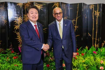 Presiden Korea Selatan, Encik Yoon Suk Yeol (kiri) bertemu Presiden Tharman Shanmugaratnam di Bangunan Parlimen pada 8 Oktober.
