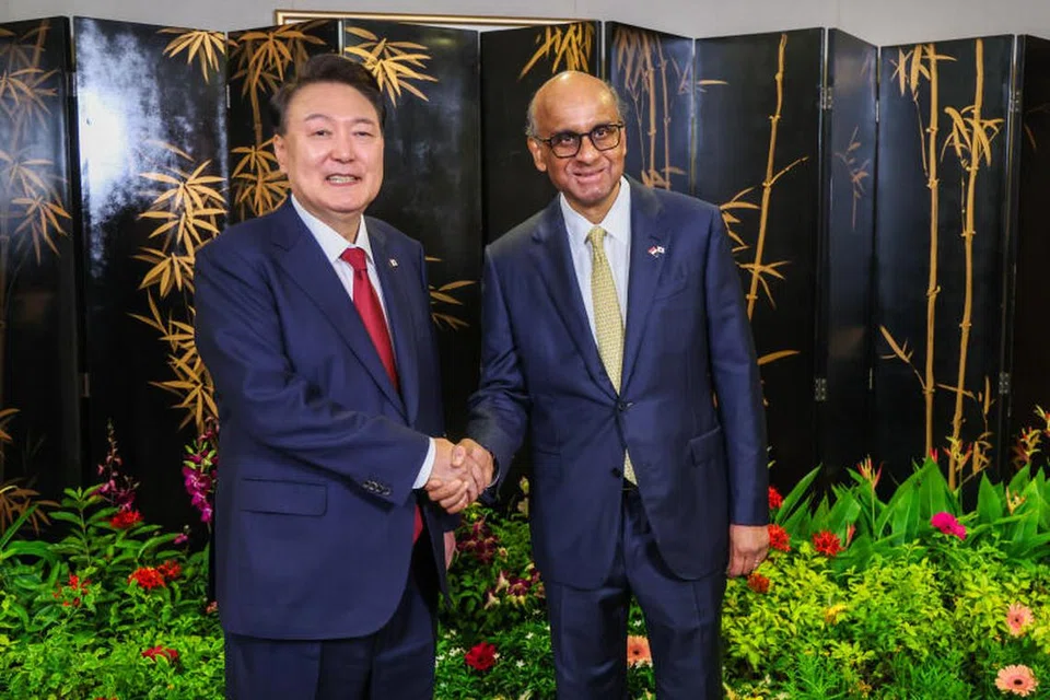Presiden Korea Selatan, Encik Yoon Suk Yeol (kiri) bertemu Presiden Tharman Shanmugaratnam di Bangunan Parlimen pada 8 Oktober.