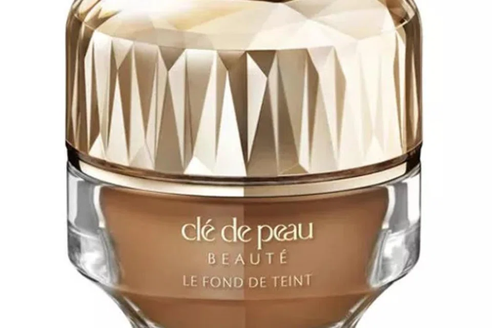 CANTIK: Bedak cle de peau ini dikatakan mempunyai bahan Complex EX, yang dikatakan dapat melindungi dan memperbaiki keadaan kulit daripada bahaya sinar ultraungu (UV), meningkatkan seri muka dan bahan penghidrat yang menjaga agar kulit sentiasa lembap.