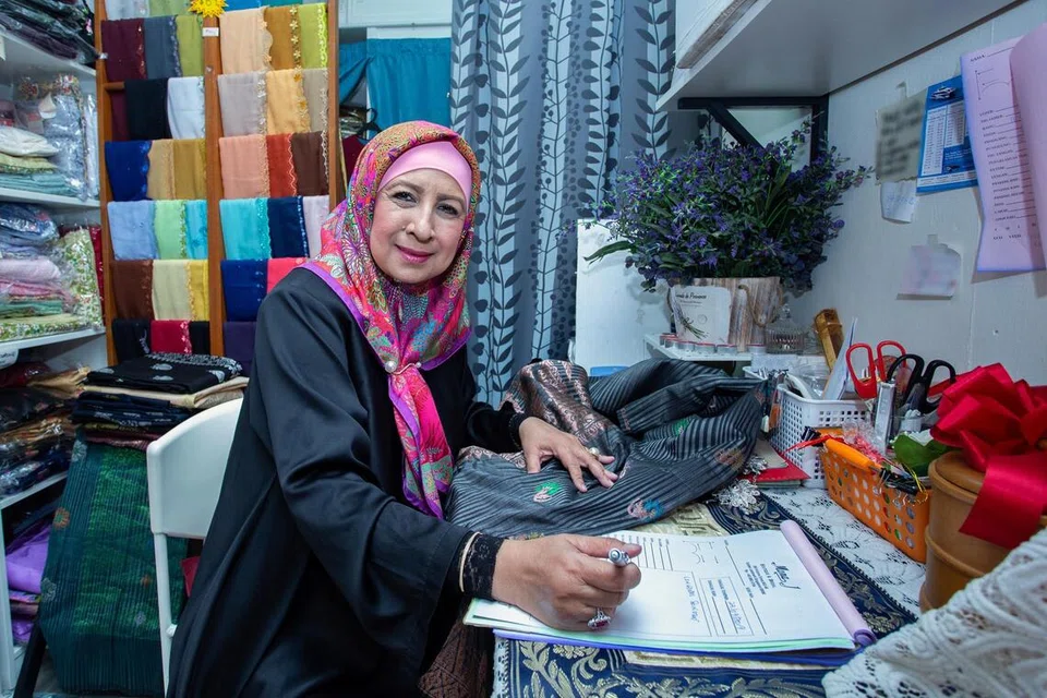 Mona J, Maimunah Ali