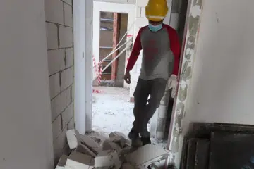 KESELAMATAN TERJEJAS: Laluan di tempat kerja dipenuhi dengan bahan binaan yang dirobohkan.