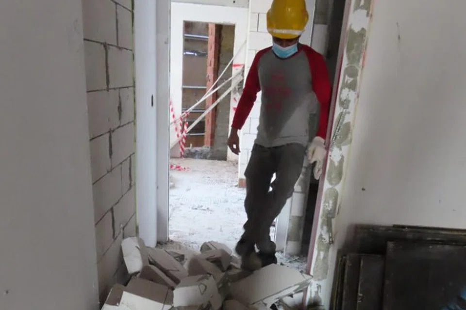 KESELAMATAN TERJEJAS: Laluan di tempat kerja dipenuhi dengan bahan binaan yang dirobohkan.