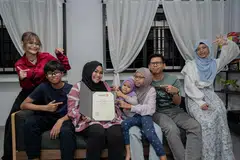 KEBANGGAAN KELUARGA: Cik Sazzuria Hashim (tiga dari kiri) berjaya muncul Valedictorian Kelas 2023 Politeknik Singapura. Bersamanya ialah suami, Encik Muhammad Firdaus Zainal Abidin (dua dari kanan), dan anak-anak (dari kiri) Nur Syahirah, Shaaz Firas, Myeisha, Zaheen Alveena serta Faiqah Sumayyah.