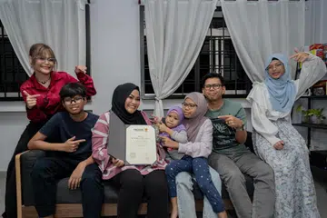 KEBANGGAAN KELUARGA: Cik Sazzuria Hashim (tiga dari kiri) berjaya muncul Valedictorian Kelas 2023 Politeknik Singapura. Bersamanya ialah suami, Encik Muhammad Firdaus Zainal Abidin (dua dari kanan), dan anak-anak (dari kiri) Nur Syahirah, Shaaz Firas, Myeisha, Zaheen Alveena serta Faiqah Sumayyah.