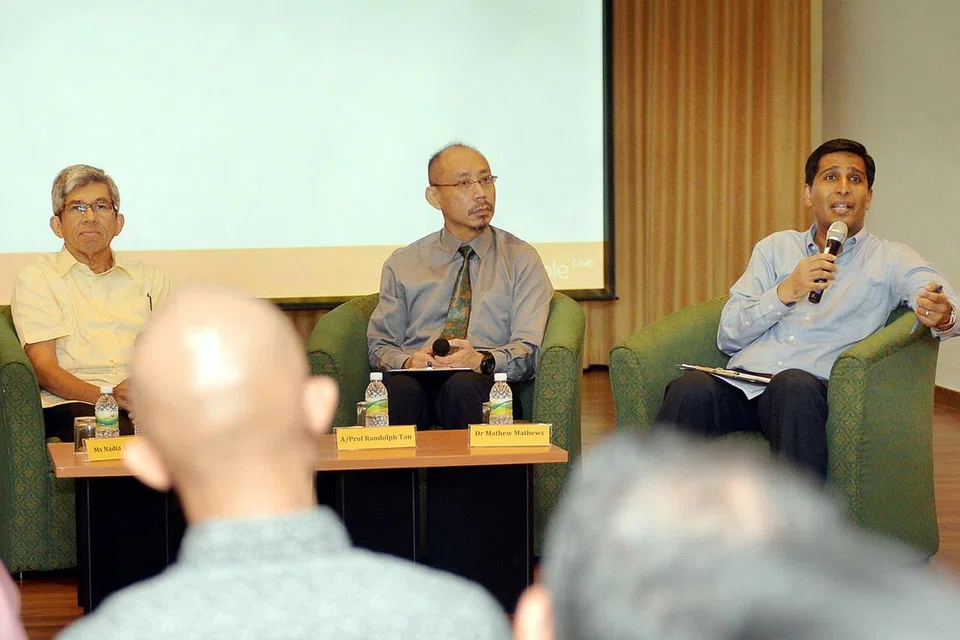KE ARAH MASYARAKAT BERINOVASI: Anggota panel Forum Dasar Pasca Belanjawan 2016 di Mendaki kelmarin merangkumi (dari kiri) Dr Yaacob Ibrahim, Profesor Madya Randolph Tan dan Dr Mathew Mathews. - Foto M.O. SALLEH