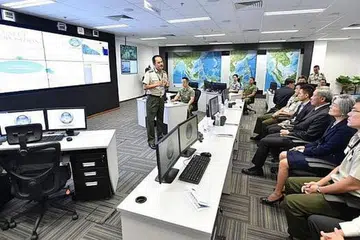 LEBIH BERSEPADU: Pengarah Pusat Penyelarasan HADR Serantau Changi (RHCC), Kol Lim Kwang Tang, menjelaskan operasi HADR dalam taklimat yang dihadiri oleh Dr Ng Eng Hen (tiga dari kanan). - Foto FACEBOOK