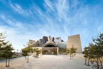 Muzium Guggenheim Abu Dhabi akan membuka pintunya kepada orang ramai pada 11 Disember ini selepas lebih dua dekad dalam pembinaan. Projek hasil kerjasama Yayasan Solomon R. Guggenheim dan Jabatan Kebudayaan dan Pelancongan Abu Dhabi itu bakal menjadi mercu tanda baharu seni moden dan kontemporari di Daerah Kebudayaan Saadiyat, Emiriah Arab Bersatu.