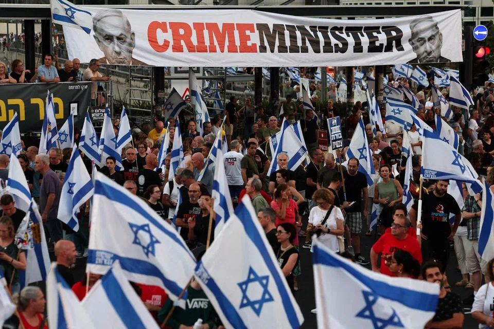 Penyokong dan saudara-mara tebusan militan Palestin di Gaza sejak serangan 7 Oktober, melakukan bantahan menuntut pembebasan mereka di Tel Aviv pada 13 Julai, di tengah-tengah konflik berterusan di Semenanjung Gaza antara Israel dengan Hamas. 