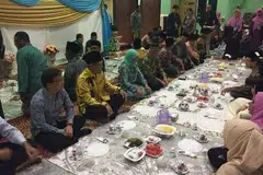 MAJLIS IFTAR: Puan Halimah menyertai sekitar 200 jemaah berbuka puasa di Masjid An-Nahdhah di Bishan. 