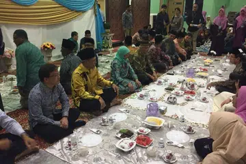 MAJLIS IFTAR: Puan Halimah menyertai sekitar 200 jemaah berbuka puasa di Masjid An-Nahdhah di Bishan. 