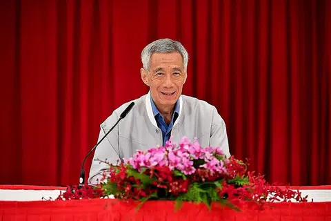 ROMBAKAN LEBIH MELUAS: PM Lee akur rombakan kali ini adalah lebih meluas dari biasa, memandangkan pemerintah baru sahaja memulakan tempohnya. - Foto BH oleh LIM YAOHUI