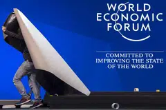 MENANTI KETIBAAN PEMIMPIN DUNIA: Seorang pekerja membuat persiapan akhir di Pusat Kongres menjelang Forum Ekonomi Sedunia (WEF) hari ini. - Foto EPA-EFE