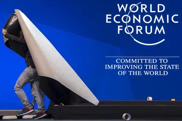 MENANTI KETIBAAN PEMIMPIN DUNIA: Seorang pekerja membuat persiapan akhir di Pusat Kongres menjelang Forum Ekonomi Sedunia (WEF) hari ini. - Foto EPA-EFE
