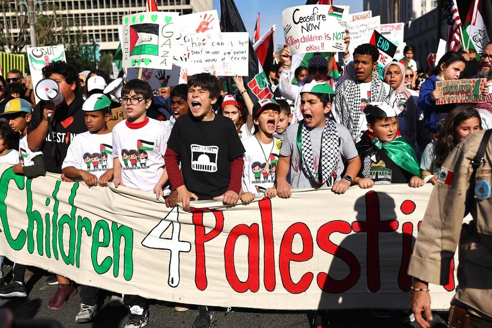 SOKONG DAMAI: Sekumpulan kanak-kanak menyertai bantahan  ‘Children’s March for Palestine’ (Kanan-Kanak Berarak Untuk Palestin) di Los Angeles, California, pada 3 Disember. Pada hari sama, pemimpin kanan Amerika menekankan lagi ke atas Israel tanggungjawabnya melindungi orang awam tidak bersalah sedang ia memburu anggota Hamas di Gaza.