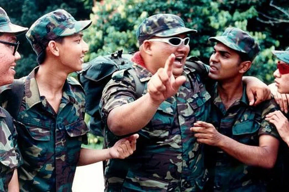 AKSI LUCU: Gaya lakonan selamba dan aksi mencuit hati Sheikh Haikel (tengah) sebagai Johari Salleh dalam filem popular 'Army Daze', secara tidak langsung membuka lebih banyak peluang untuknya berlakon dalam pelbagai program televisyen. - Foto CATHAY ORGANISATION