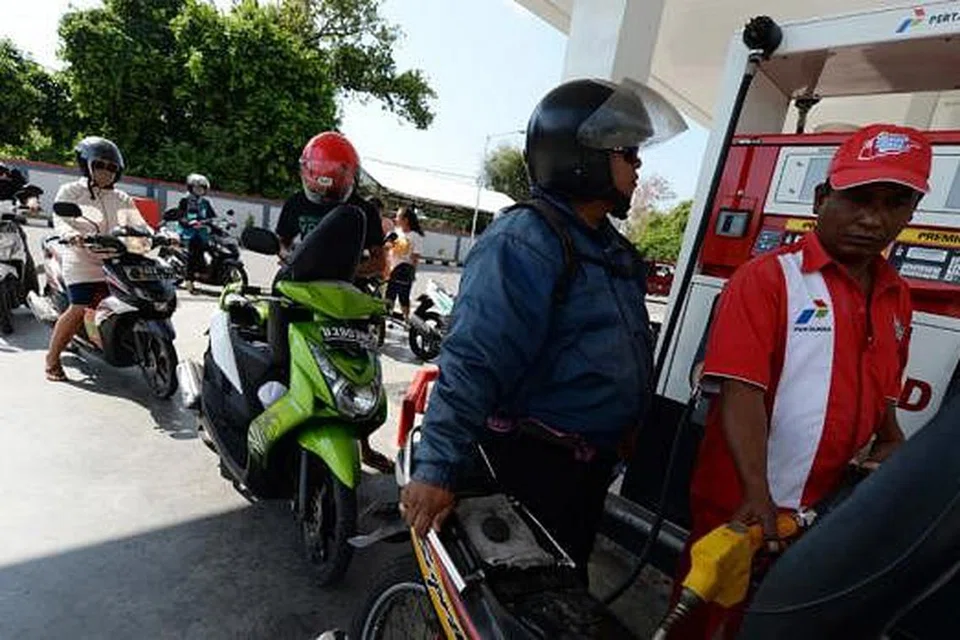 BERATUR PANJANG: Pelanggan terpaksa beratur panjang di stesen minyak PT Pertamina di Nusa Dua, Bali. Pertamina telah memutuskan membatalkan langkah menyekat bahan api bersubsidi kerana dasar itu menyebabkan pembelian panik dan pemandu beratur panjang di stesen minyak di seluruh negara. - Foto BLOOMBERG