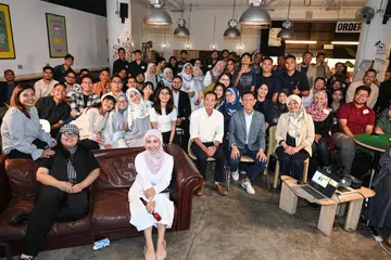 Editor Audiens dan Perkembangan Berita Harian (BH), Cik Norhaiza Hashim (tiga dari kanan); Pengarah Presiden dan Ketua Pegawai Eksekutif (CEO) syarikat runcit terbesar Indonesia, PT. Trans Retail Indonesia, Encik Shafie Shamsuddin (empat dari kanan); dan Menteri Negara Kanan (Penerangan dan Pembangunan Digital merangkap Pembangunan Negara), Encik Tan Kiat How (lima dari kanan), yang juga pengerusi unit maklum balas pemerintah, Reach merakam gambar kenangan bersama peserta yang hadir untuk sesi keenam Siri Jauhari Berita Harian pada 22 Oktober.