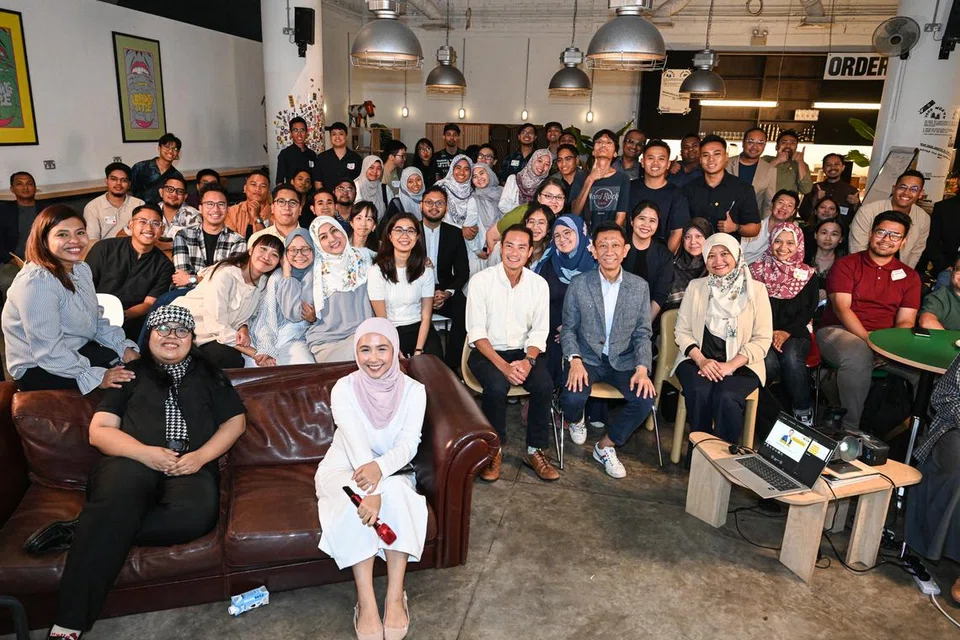 Editor Audiens dan Perkembangan Berita Harian (BH), Cik Norhaiza Hashim (tiga dari kanan); Pengarah Presiden dan Ketua Pegawai Eksekutif (CEO) syarikat runcit terbesar Indonesia, PT. Trans Retail Indonesia, Encik Shafie Shamsuddin (empat dari kanan); dan Menteri Negara Kanan (Penerangan dan Pembangunan Digital merangkap Pembangunan Negara), Encik Tan Kiat How (lima dari kanan), yang juga pengerusi unit maklum balas pemerintah, Reach merakam gambar kenangan bersama peserta yang hadir untuk sesi keenam Siri Jauhari Berita Harian pada 22 Oktober.