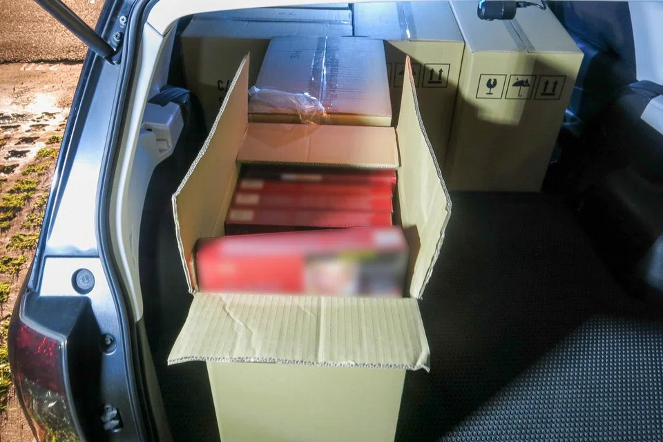 Seorang lelaki warga ditangkap oleh Kastam Singapura kerana membawa masuk sebanyak 261 karton rokok yang tidak dibayar cukai. Foto-foto oleh Kastam Singapura