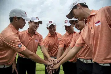 BERSATU HATI: Wakil Singapura di Kejohanan Amatur Asia-Pasifik terdiri daripada (dari kiri) Lucius Toh, Gregory Foo, Donovan Lee, Low Wee Jin, Abdul Hadi Uda dan Joshua Ho. - Foto AAC