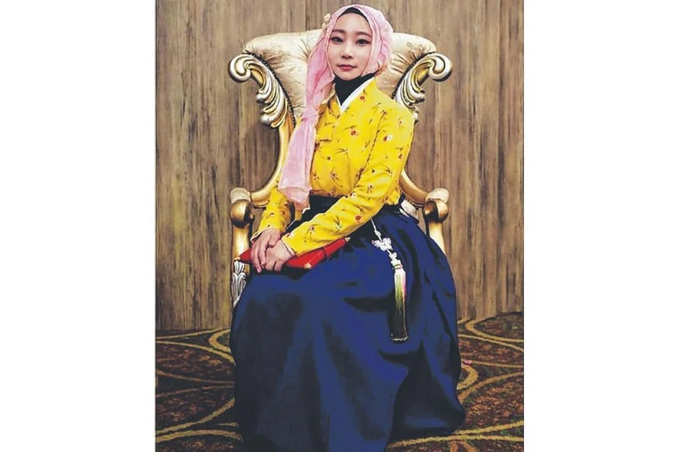CIK SONG BO-RA: Lahir di Busan, beliau menganut agama Islam pada 2007 setelah lama mendalami agama itu. Hanya selepas berpindah ke ibu kota Seoul tujuh tahun lalu barulah beliau mengenakan tudung setiap hari. - Foto INSTAGRAM SONG BO-RA