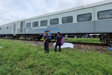 Seorang wanita maut manakala anak lelakinya putus kaki dan cedera di kepala selepas mereka dirempuh kereta api ketika melintasi landasan kereta api dekat Kampung Petagas, Putatan, Sabah, pada 19 November.