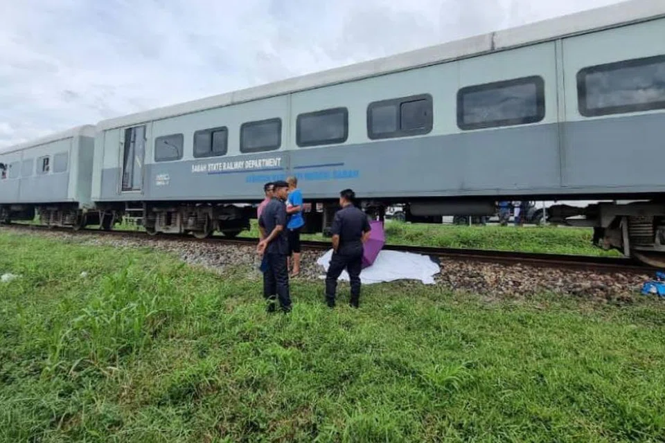 Seorang wanita maut manakala anak lelakinya putus kaki dan cedera di kepala selepas mereka dirempuh kereta api ketika melintasi landasan kereta api dekat Kampung Petagas, Putatan, Sabah, pada 19 November.