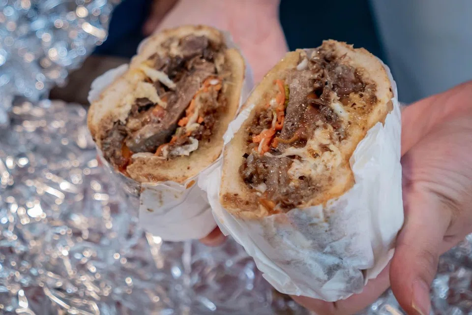Sandwic ‘Cheeky Tongue’ yang berharga $16.90 diisi dengan lidah dan pipi daging lembu yang direbus, disapu mentega ‘kombu’ (rumput laut Jepun), seiring tomato, salad jeruk, bawang goreng, keju mozarela dan krim keju kerisik. 