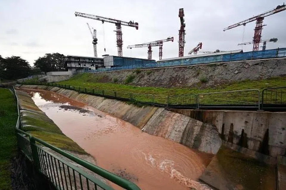AIR KERUH: Pelepasan kelodak yang mengalir ke dalam longkang besar Jurong berwarna coklat dan keruh, dipercayai dari tapak pembinaan Sekolah Rendah Pioneer di Tengah.
