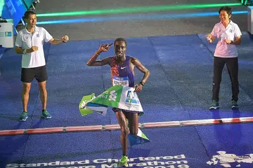 GANJARAN KURANG: Pelari elit dari Kenya Joshua Kipkorir muncul juara dalam Maraton Singapura Standard Chartered 2019 dan membawa pulang AS$50,000. Hadiah keseluruhan bagi perlumbaan Disember ini dikurangkan hampir 80 peratus daripada $344,100 kepada $70,000. - Foto fail