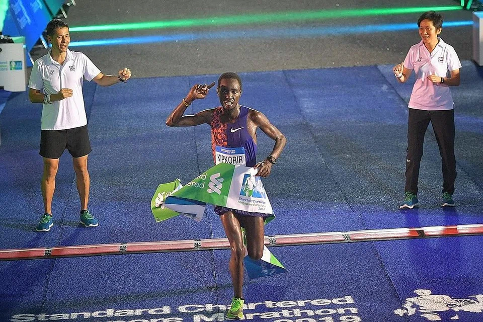 GANJARAN KURANG: Pelari elit dari Kenya Joshua Kipkorir muncul juara dalam Maraton Singapura Standard Chartered 2019 dan membawa pulang AS$50,000. Hadiah keseluruhan bagi perlumbaan Disember ini dikurangkan hampir 80 peratus daripada $344,100 kepada $70,000. - Foto fail