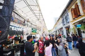 Reviu kejam pempengaruh jejas perniagaan penjual bazar, notis mengingatkan orang ramai agar beringat sebelum menular. 