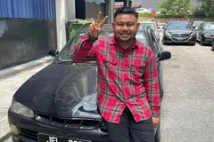 TEKAD LUNASKAN HUTANG : Pemuda ini tular di media sosial setelah memuat naik gambarnya yang menetap dalam kereta.