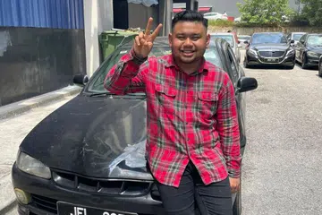 TEKAD LUNASKAN HUTANG : Pemuda ini tular di media sosial setelah memuat naik gambarnya yang menetap dalam kereta.