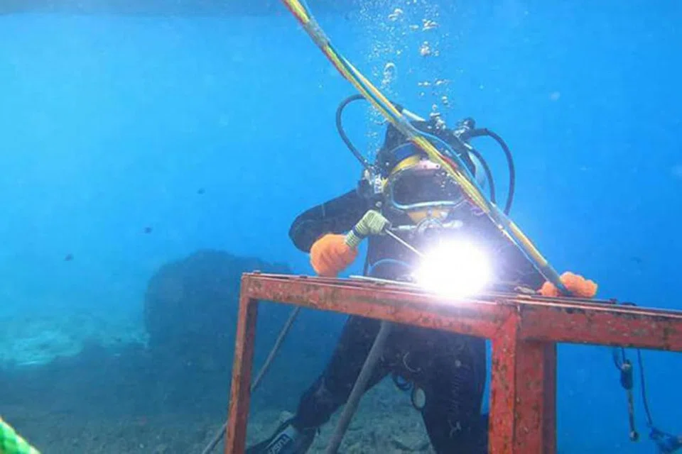 TUGAS MENCABAR: Cik Bassant melakukan tugas mematri di bawah laut. - Foto FACEBOOK BASSAND AL-BESTAW, AL-AHRAM WEEKLY