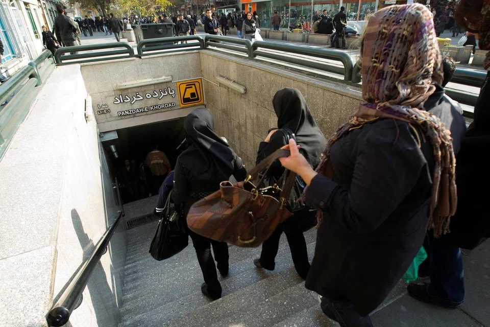 PERATURAN KETAT: Fail foto menunjukkan para penumpang memasuki stesen kereta api dekat sebuah bazar di Tehran.