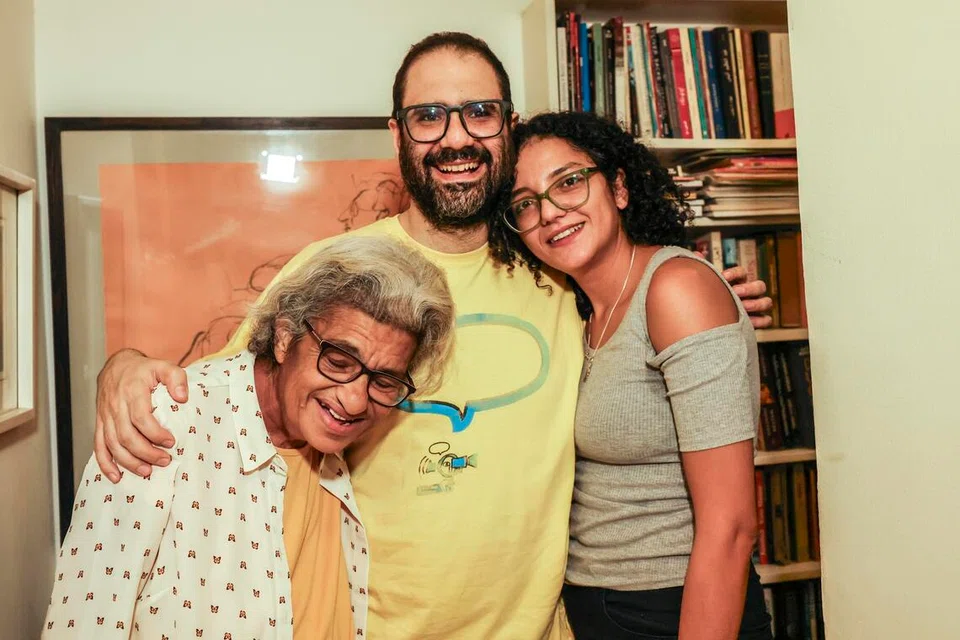 Aktivis Mesir-Britain, Alaa Abdel Fattah (tengah), memeluk ibunya Laila Soueif (kiri) dan adiknya Sanaa Seif (kanan) di rumah selepas dibebaskan susulan pengampunan presiden oleh Presiden Mesir, Abdel Fattah El-Sisi; di Kaherah, Mesir, 23 September 2025