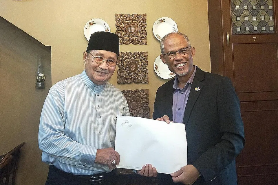 HUBUNGAN RAPAT: Encik Masagos Zulkifli Masagos Mohamad (kanan) bertemu Pehin Badaruddin Othman, ketika lawatannya ke Brunei kelmarin. - Foto FACEBOOK MASAGOS ZULKIFLI