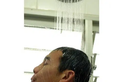 USAH TERLALU KERAP: Setiap individu dinasihatkan mandi setiap hari tetapi elakkan daripada mandi terlalu kerap dan terlalu lama kerana ini boleh menyebabkan pelembap kulit yang asli tercuci sama sehingga membuat kulit kering. - Foto Fail