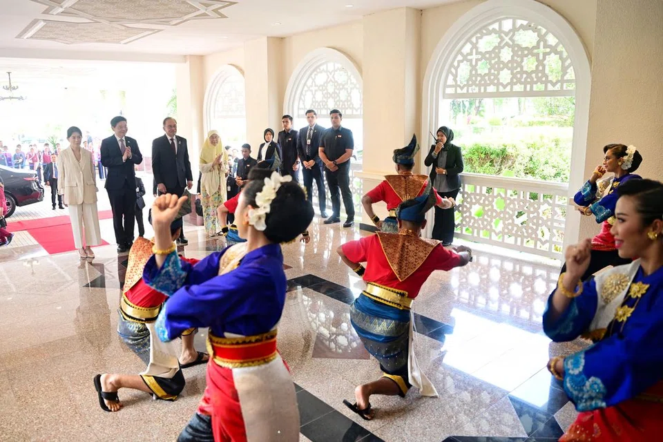 Perdana Menteri, Encik Lawrence Wong (dua kiri), dan isterinya Cik Loo Tze Lui (kiri, berbaju putih), bersama Perdana Menteri Malaysia, Datuk Seri Anwar Ibrahim (tiga dari kiri), serta isterinya Datuk Seri Dr Wan Azizah Wan Ismail (empat dari kiri, berbaju kuning), disambut dengan persembahan tarian setibanya di Kompleks Seri Perdana pada 7 Januari.
