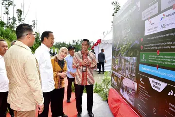 Presiden Joko ‘Jokowi’ Widodo meninjau pada 5 Jun 2024, lokasi yang akan digunakan untuk memperingati sambutan Hari Kemerdekaan Indonesia ke-79 di ibu kota Nusantara, yang terletak di Kalimantan Timur. 