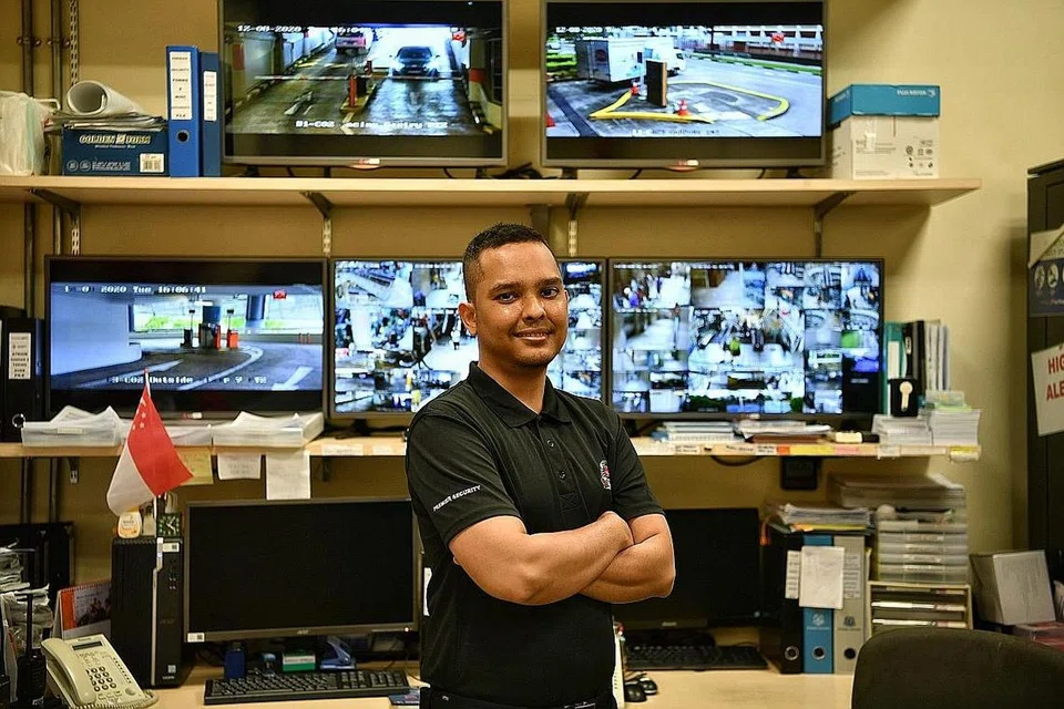 DAKI TANGGA KERJAYA: Bermula sebagai pegawai keselamatan, Encik Mohammed Shaheen Abdul Latif kini merupakan eksekutif keselamatan setelah enam tahun berkecimpung dalam bidang keselamatan. - Foto BH oleh ARIFFIN JAMAR