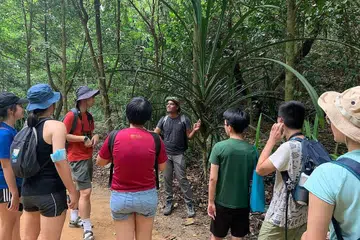 INGIN TINGKAT KESEDARAN: Encik Nasry (berbaju hitam) ingin lebih ramai warga Singapura sedar akan kewujudan biodiversiti di Singapura dan bertindak bagi memelihara alam sekitar melalui program 'green walk' yang dianjurkan SYVB. - Foto ihsan ENCIK MUHAMMAD NASRY ABDUL NASIR